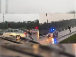 Kebetulan saya lalu jadi saya pun berhentilah. Video Abang Polis Tolak Kereta Dalam Hujan