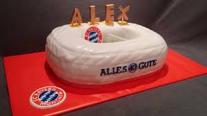 Ich habe mich dann letztendlich aber für eine eher schlichte torte mit 22 cm durchmesser in rot entschieden mit dem fc bayern logo on top auf . Allianz Arena Torte Backelfe De