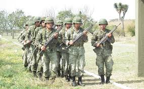 El grado militar, también llamado rango, grado, graduación o empleo, es un sistema jerárquico para establecer la escala de mando que se usa en fuerzas armadas, fuerzas policiales y otras organizaciones armadas o uniformadas. De Soldado A General Cuales Son Los Rangos Militares