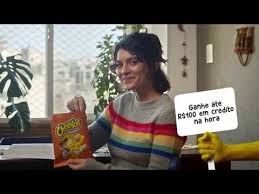 promocao elma chips numa mao grana na outra elma chips chips promocao