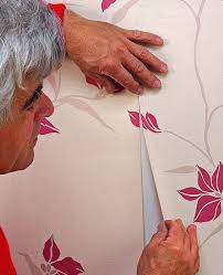 Avec les papiers peints d'aujourd'hui, on peut littéralement transformer une pièce en lui donnant de la couleur, de la lumière, un beau rendu en somme ! Comment Poser Un Papier Peint Avec Raccord Les Travaux De Ma Maison