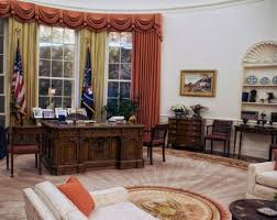 Here S How President Trump Has Already Redecorated The Oval Office Office Interiors Oval Office Interior