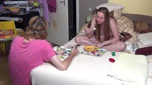 裸体家庭主妇为丈夫做美食