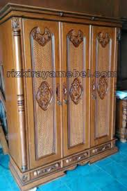 Kebanyakan orang akan setuju bahwa lemari pakaian sama pentingnya dengan sofa atau tempat tidur sebagai pelengkap furnitur rumah. Lemari Jati Peluru 3 Pintu Rizki Raya Mebel