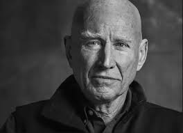 Com suas lentes, Sebastião Salgado nos revelou as belezas e injustiças do  mundo, congeladas em seus registros fotográficos. Uma celebração da vida e  da natureza e um chamado à ação consciente, em