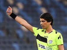 את ספיר ברמן הכרנו לפני כשלושה חודשים, כאשר קבעה תקדים בכדורגל הישראלי והעולמי והפכה לשופטת הטרנסג'נדרית הראשונה אי פעם שניהלה משחק בליגת העל. ×¡×¤×™×¨ ×'×¨×ž×Ÿ Mako