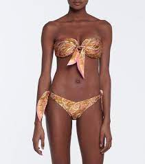 Costumi da bagno 2021 nei modelli interi o bikini di yamamay, h&m, fisico e altre marche famose, tutti azzurri e blu Costumi Da Bagno Estate 2021 Le Tendenze Moda Bikini E Interi