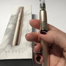 The kandypens amber rose is a pen designed by the model and it shares her unique, fabulous aesthetic. Vessel Vape Pen Battery Review Cannabis Vape Reviews