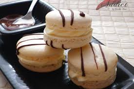 Macarons Au Chocolat Blanc Decores De Chocolat Noir Recette Macaron Chocolat Recette Macaron Chocolat Macaron Chocolat Blanc