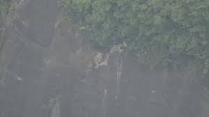 国道1号バイパス コンクリート片路上に散乱 複数の車パンク 通行止め続く 静岡・清水区