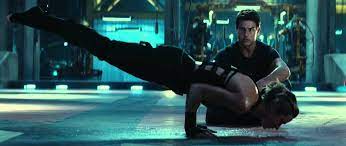 Emily blunt reveals in and interview with the sunday times style how she feels about her body, her workout and getting ripped for edge of tomorrow. Edge Of Tomorrow Deleted Clip No Way To Transfer Youtube