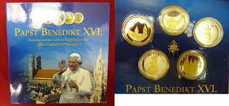 Bürgerlich joseph alois ratzinger) ist ein deutscher geistlicher und emeritierter papst. Deutschland Germany 5 Medaillen Ku Ni Versilbert Bzw Vergoldet 2006 Papst Benedikt Xvi Medaillenset Stationen Seines Lebens Polierte Platte Mit Box Und Buch Ma Shops