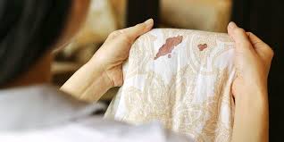 Keputihan yang normal biasanya berwarna bening, tidak berbau, dan tidak menggumpal.apabila keputihan bercampur darah dan berwarna kemerahan, maka bisa disebabkan oleh berbagai. 8 Penyebab Keluar Flek Cokelat Saat Tidak Haid