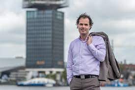 Hij groeide in de loop van de jaren uit tot de stadsbestuurder met de meeste naamsbekendheid na burgemeester halsema vanwege zijn veelbesproken portefeuille: Wethouder Laurens Ivens Treedt Af Om Overschrijdend Gedrag Vastgoedmarkt