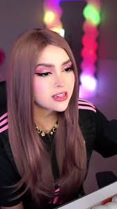 Rivers con peluca pelirroja: looks y diversión en Twitch