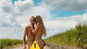 Maybe you would like to learn more about one of these? La Liendra Y Dani Duke Posan Para Una Foto En Instagram Burlando La Censura Somosfan Com