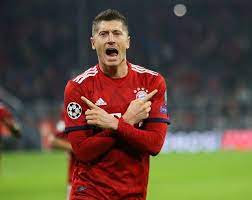 Poszczęściło mi się i dostałem dwie karty numerowane lewa. Robert Lewandowski Uhonorowany Przez Bayern Monachium Pilka Nozna Sport Pl