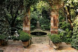 7 Idees Pour Creer Un Jardin Mediterraneen Contemporain Jardin Mediterraneen Beaux Jardins Jardins