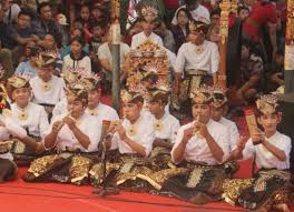 Bahan dasar serunai sendiri merupakan kayu, kuningan dan tembaga. 10 Alat Musik Tradisonal Bali Beserta Perkembangannya Lengkap