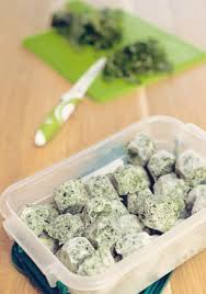 Elle Verse Des œufs Dans Un Moule A Glacons Et Le Met Au Congelateur Pendant 2 Heures Son Astuce Est Parfaite Trucs Et Astuces Cuisine Trucs De Cuisine Recettes De Cuisine