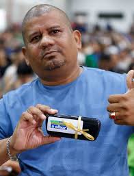 Com essa iniciativa, eu estou muito contente. Vou poder ler jornal, ler um  livro, uma revista”, comemorou o aposentado Emerson Campos, de 50 anos, ao  receber gratuitamente um par de óculos durante