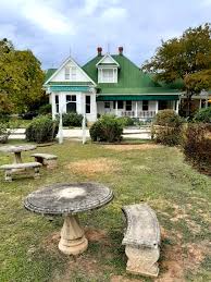 See pics of the real leatherface, ed gein, and watch perhaps the most recognizable similarity is the film's house, whose gruesome content was similar to that found in ed gein's home (above right) in 1957. Original Texas Chainsaw Massacre House Kingsland Tx Grand Central Cafe Club Car Bar Roadtrip