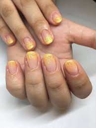 オレンジのラメグラで夏ネイルにglownail所属山川恵のネイル