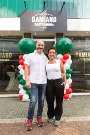 Samen met mijn kinderen nino, dani, natalie en de kleinkinderen ontstond er een familiebedrijf dat inmiddels is uitgegroeid tot een bloeiend restaurant. Uitdezaanstreek Sdamiano Gastronomia Porta Via