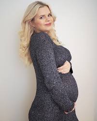 Det er uklart om den ti år gamle jenta har vært gravid i mer enn 20 uker. Gravid Side 4 Pilotfrue