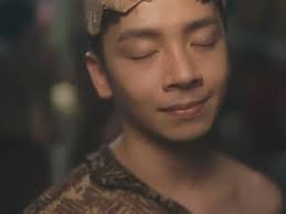 身为东马人，这一场是你不能错过的文艺演出。, “行绿HIJAUAN” 会点燃你的激情，释放你的压抑。就在这个周末，晚上8点，他们会在batu  Lintang 师训学院礼堂举行两天的演出。, 知道他们来古晋，顷刻间，我的回忆也翻山倒海涌出。,  在KL念书后，回来古晋，仍不断的创作。于是，那一年我的作品入围花踪奖。因为花踪，看过共享空间，就是他们，第一个本土全职现代舞的专业舞团。, ...