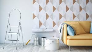 Anda bisa menghias dinding dengan wallpaper ungu bercorak. 5 Ide Wallpaper Dinding Kamar Tidur Rumah Minimalis