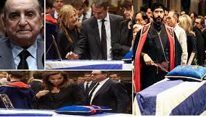 O εγγονός του μητσοτάκη αφήνει τη μαγγούρα του παππού του στο φέρετρο. Kwnstantinos Mhtsotakhs Mnhmosyno Star Gr