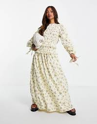 Un tripudio di colori percorre i maxi dress che i brand leader del settore presentano in tinte vistose e brillanti o a fantasia multicolore. 7mojz2vas3uajm