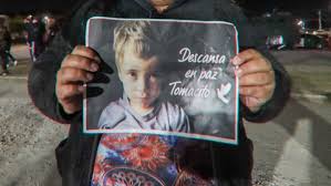 Este viernes, tras el hallazgo del cuerpo del niño tomás bravo, se produjo la detención de su tío abuelo jorge escobar, quien es investigado por el delito de homicidio simple. I3cnpvhapq5khm