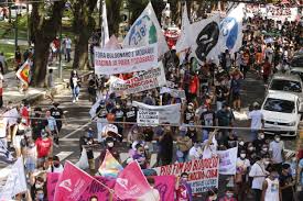 Protestos contra bolsonaro na curitiba protestos antifascistas pedindo fora bolsonaro e democracia o brasil está acordando. 6tdyoxlmnccvnm