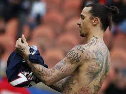 On the back zlatan ibrahimovic has several different tattoos. Zlatan Ibrahimovic Will Mit Tattoos Auf Hungersnot Aufmerksam Machen