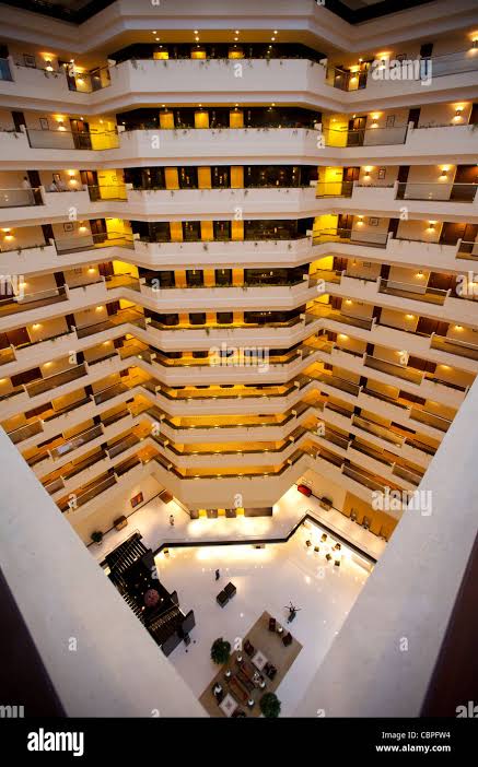Lobby and atrium area in the 5-star Oberoi Mumbai Hotel at Nariman Point, Mumbai, formerly Bombay, Maharashtra, India Stock Photo - Alamy