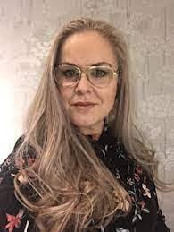 Lisa Genske's Instagram, Twitter & Facebook