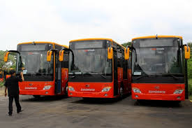 Supir bus transjakarta mengecek layar cctv yang berada dalam ruang kemudi di halte ancol, jakarta, (22/1). Lowongan Supir Bus Pmh Inilah 19 Daftar Lengkap Armada Bus Rute Pekanbaru Medan Yang Paling Di Cari Suara Pku Po Harapan Jaya Bus Malam Patas Bus Eksekutif Pariwisata Redwood Movie
