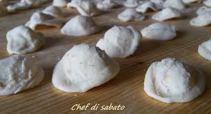 Infatti la ricetta originale delle orecchiette alla pugliese fatte in casa, prevede l'uso della sola semola di grano duro (rimacinata) sale fino e dell'acqua. Orecchiette Fatte In Casa Chef Di Sabato