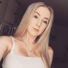 Holly Cowling's Instagram, Twitter & Facebook