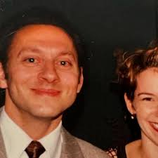 แคร์รี เพรสตัน บนอินสตาแกรม: "26 ปีที่แล้ว เราพูดว่าฉันยอมรับ  และเรายังคงพูดมันทุกวัน สุขสันต์วันครบรอบแต่งงานนะ @officialmichaelemerson 