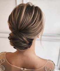 фото прически на свадьбу для гостей на средние волосы Pin Ot Polzovatelya Emiliya Legro Na Doske Hairstyle Pricheski Svadebnye Pricheski Vypusknye Pricheski