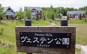 Ett sk sverige hus är oftast byggt med svensk teknik och med svensk kvalitet. Svenskbyn Som Vaxt Upp I Japan Sweden Hills Vi Gillar Verkligen Midsommar Gp