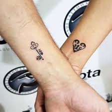 Tatuajes Para Parejas 60 Tattoos Mas Romanticos Con Significado En 2020 Disenos De Tatuaje Para Parejas Mejores Tatuajes Para Parejas Tatuajes De Parejas