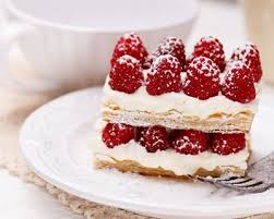 Mille Feuille Aux Framboises A La Chantilly Recette En 2020 Desserts Francais The Great British Bake Off Framboise