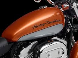 The harley davidson iron 883 weighs 256 kg harley davidson iron 883 features a saddle height of 760mm and ample kneeroom for tall riders. Harley Davidson Sportster Superlow 883l 1903shop De