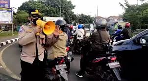 Temukan berbagai informasi mengenai ragam budaya, destinasi wisata favorit, dan juga ekomoni kreatif yang terdapat di kota bandung. Ppkm Darurat Petugas Tutup 4 Jalan Masuk Utama Ke Kota Bandung Okezone News
