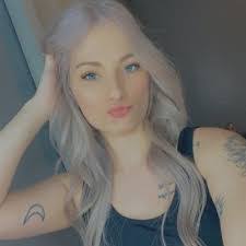 Emily Keeter's Instagram, Twitter & Facebook