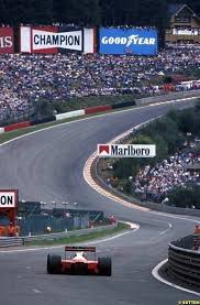 De raidillon aan de eau rouge (vaak wordt de gehele bochtencombinatie foutief eau rouge genoemd, terwijl alleen het kleine knikje onderaan de heuvel eau rouge heet), is wellicht het bekendste deel van het circuit. Is It Time To Start Measuring Viewership Different Ayrton Senna Formula 1 Formula 1 Car